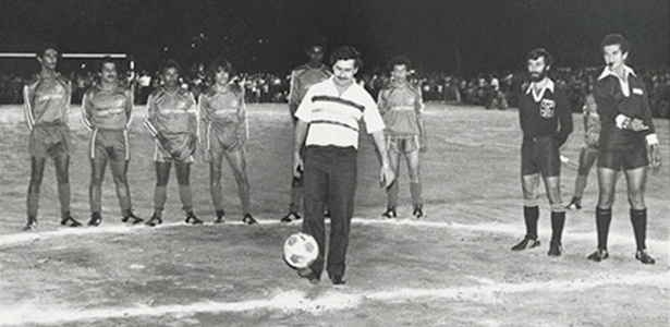 Pablo Escobar inaugura um dos mais de 20 campos de futebol que construiu em Medellín - Reprodução - Reprodução