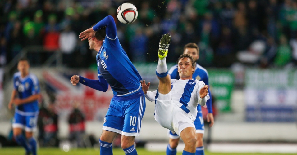 Kyle Lafferty, da Irlanda do Norte, disputa bola com Ville Jalasto, da Finlândia, em jogo válido pelas Eliminatórias da Euro 2016