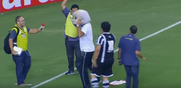 Lisca rouba a cabeça do mascote do Ceará em comemoração - Reprodução - Reprodução