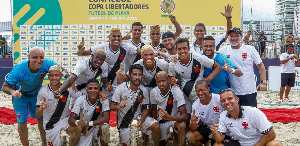 Jogadiores do Vasco com a taça da Libertadores de futebol de areia - (Marcello Zambrana/DGW