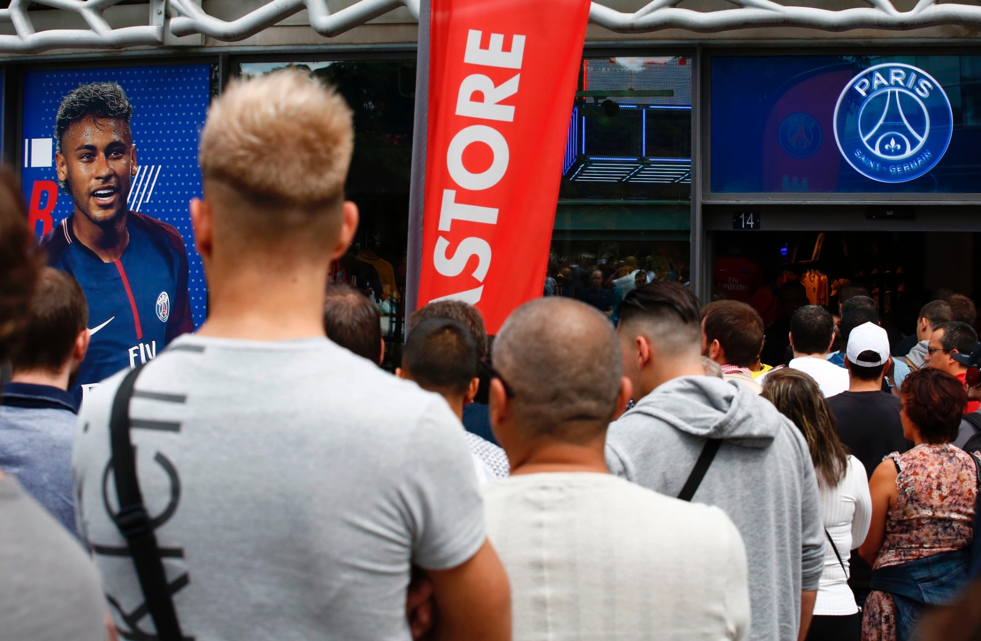 Aglomeração em frente à loja oficial do PSG - BENJAMIN CREMEL/AFP