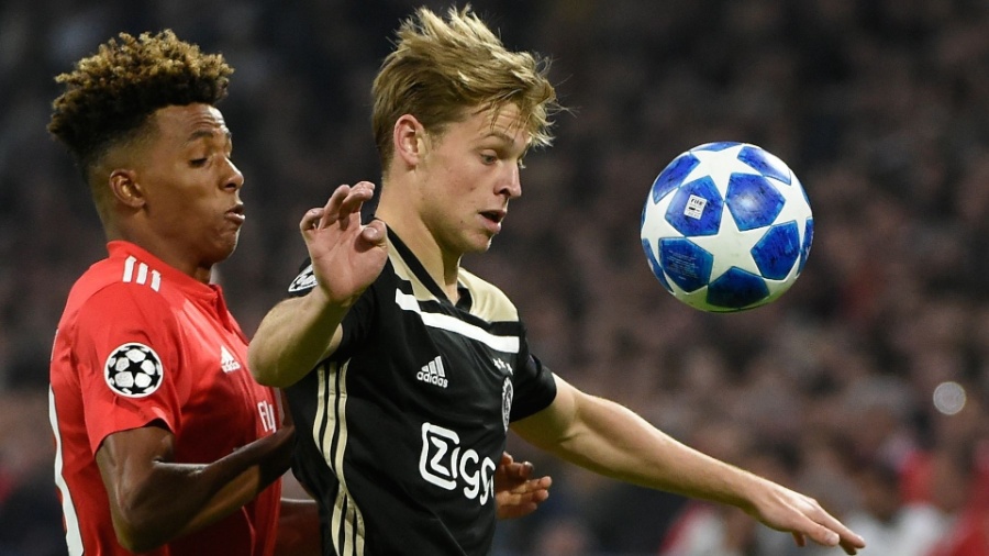 Frenkie de Jong é marcado por Gedson Fernandes no jogo entre Ajax e Benfica - JOHN THYS / AFP