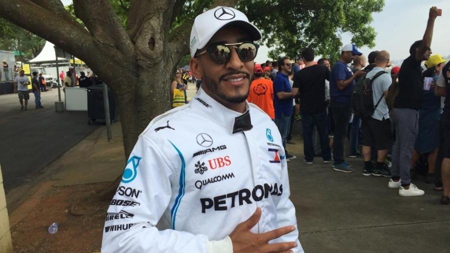 Ramon Fernandes é sósia do piloto Lewis Hamilton e fez sucesso em Interlagos - Luiza Oliveira/UOL