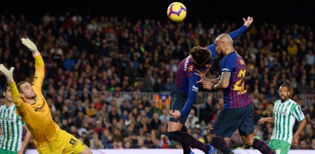 Piqué "não entendeu" Vidal em lance que poderia ter terminado em gol do Barcelona - Josep Lago/AFP