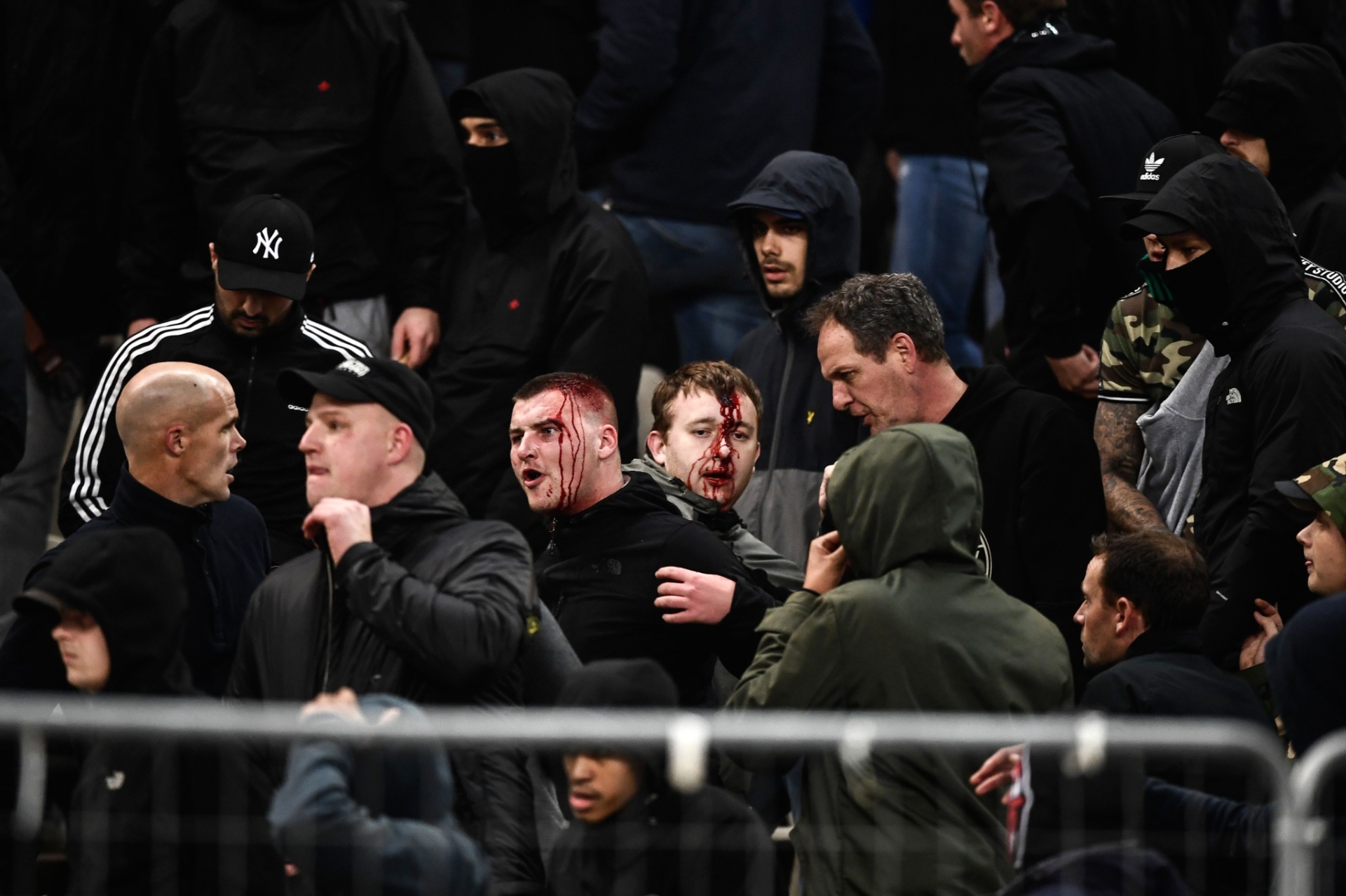 Torcedores do Ajax feridos após contenção da polícia grega em jogo contra o AEK Atenas - Aris Messinis/AFP