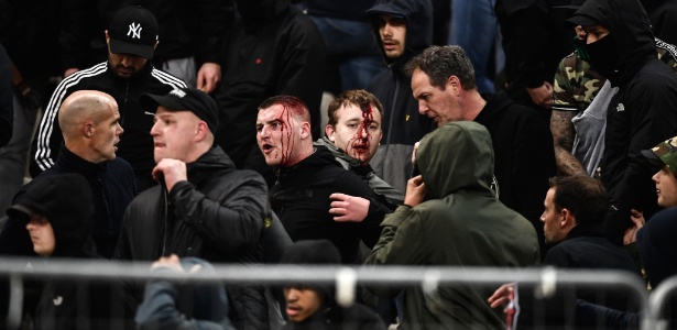 Policiais gregos partiram para cima de torcedores do Ajax, que ficaram feridos - Aris Messinis/AFP - Aris Messinis/AFP