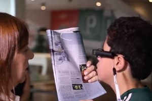 Silvia Grecco mostra revista ao filho Nickollas