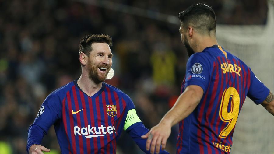 Lionel Messi cumprimenta Suarez após marcar pelo Barcelona contra o Lyon - PAU BARRENA / AFP