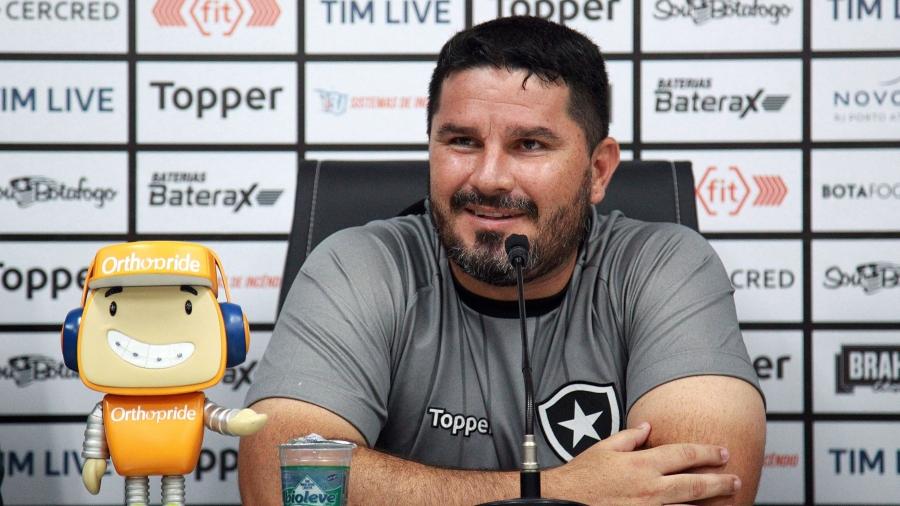 Eduardo Barroca concede entrevista como técnico do Botafogo e pediu time protagonista nas competições - VITOR SILVA/SSPRESS/BOTAFOGO