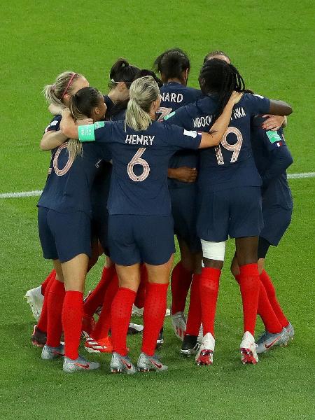 Jogadoras da seleção da França comemoram gol em jogo contra a Coreia do Sul na abertura da Copa do Mundo