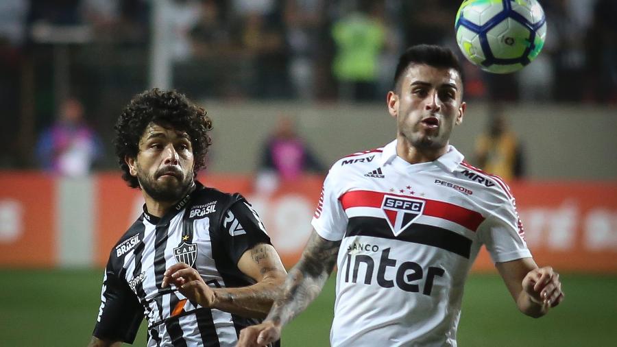 Meia Liziero disputa bola com Luan durante Atlético-MG e São Paulo, no Brasileirão de 2019 - Thomás Santos/AGIF