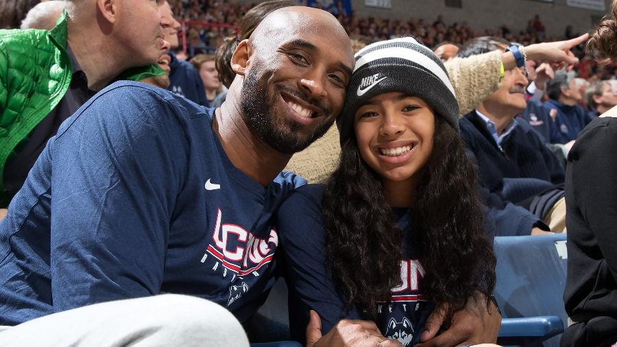 Kobe Bryant e a filha Gianna com camisetas do time de basquete da Universidade de Connecticut - Stephen Slade/Reprodução/Facebook