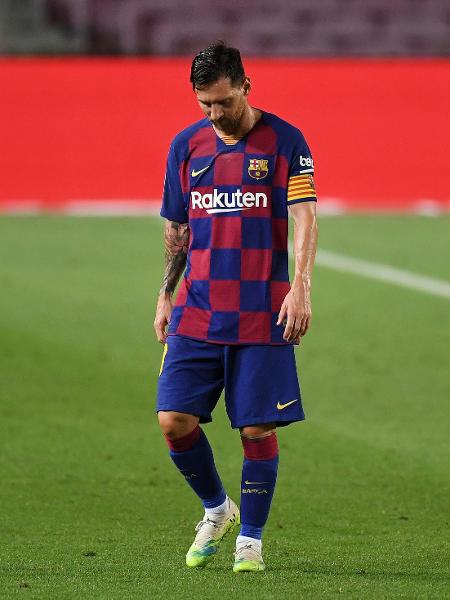 Lionel Messi cabisbaixo na derrota do Barcelona para o Osasuna, no Espanhol - David Ramos/Getty Images