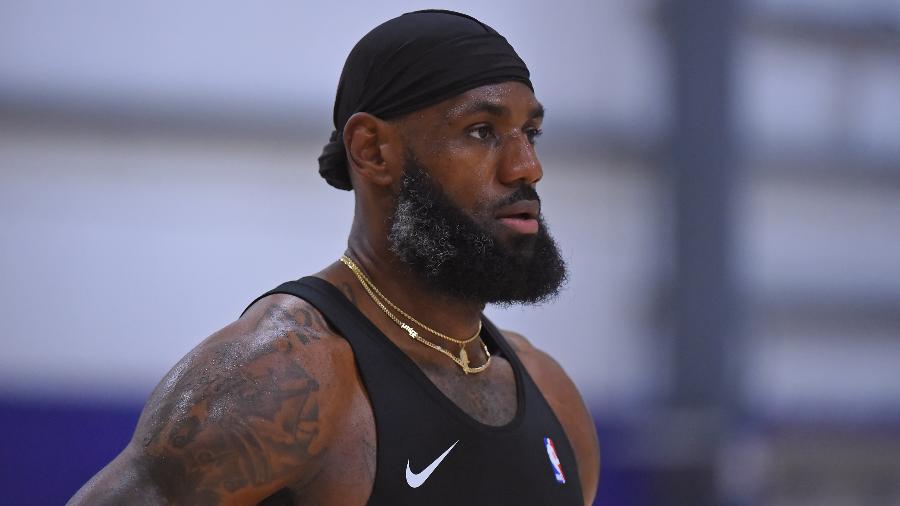 LeBron James, durante treino dos Lakers em 15 de julho de 2020 - Bill Baptist/NBAE via Getty Images