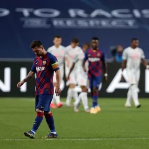 Messi é idolatrado ao final do jogo contra Reims e tira até foto