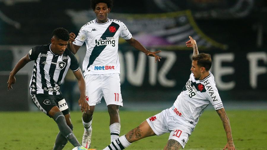Rhuan, do Botafogo, tenta passar pela marcação dos jogadores do Vasco - Vitor Silva/Botafogo