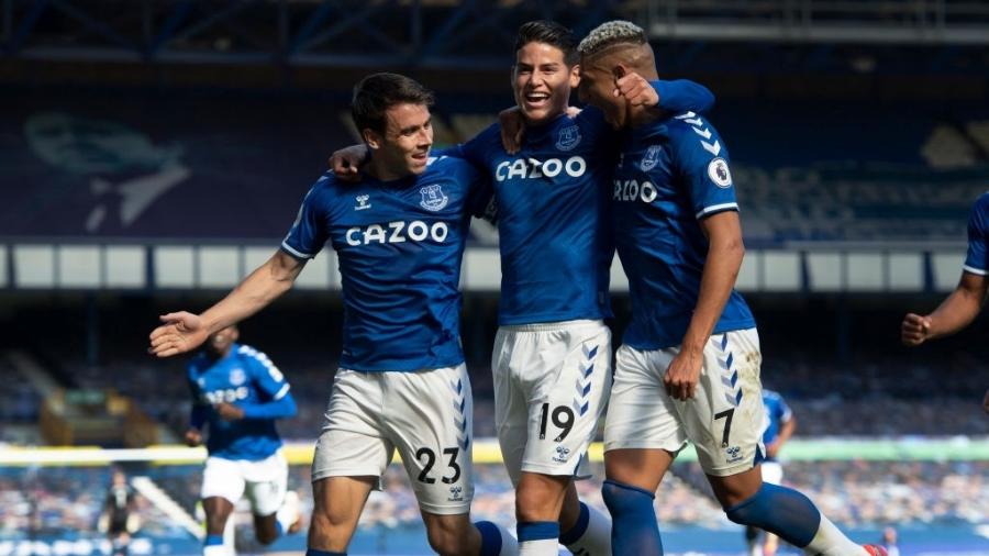 James Rodriguez celebra seu primeiro gol pelo Everton - Visionhaus/Getty Images