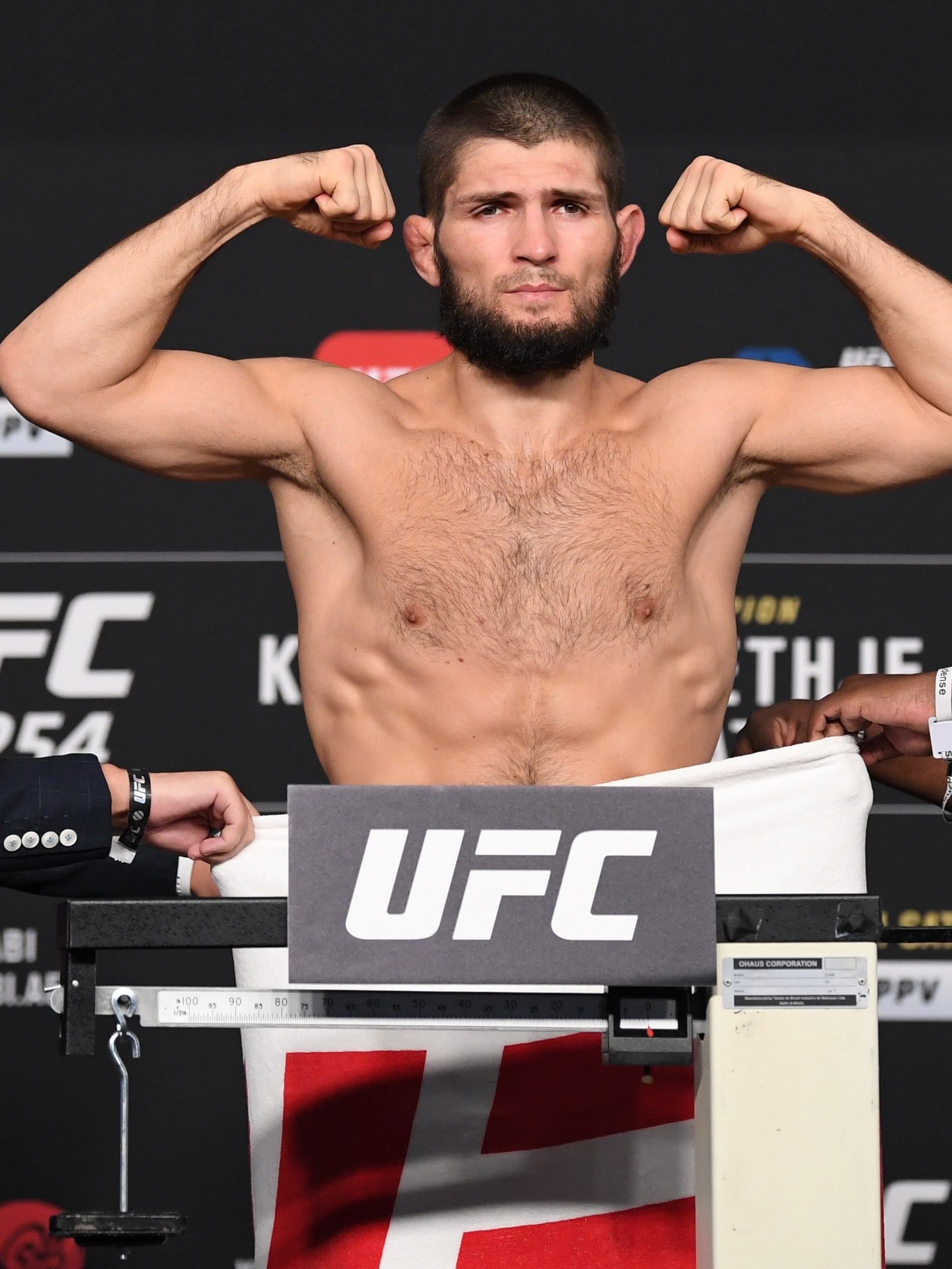 Após morte do pai, Khabib Nurmagomedov terá luta por cinturão no