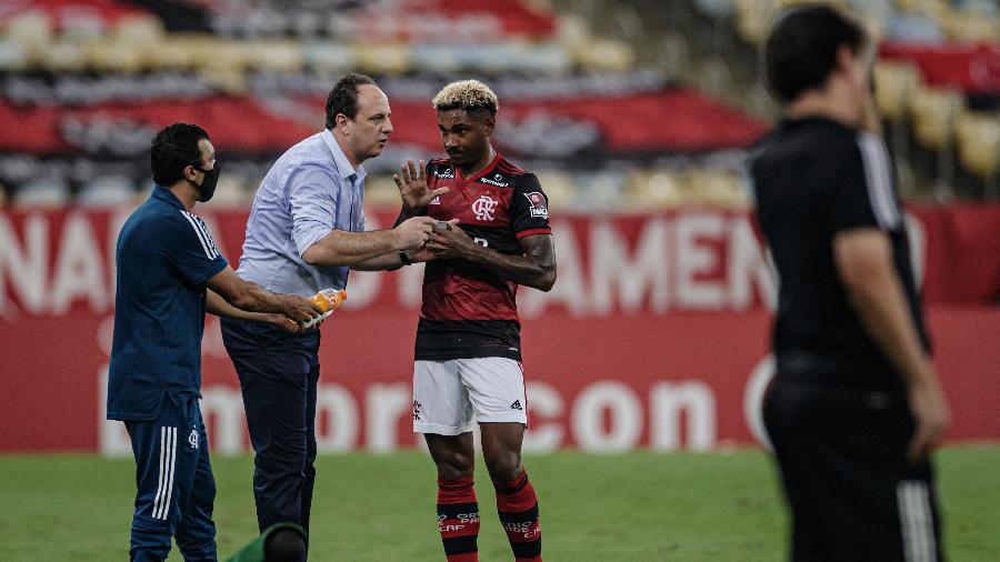 Vitinho recebe instruções do técnico Rogério Ceni na beira do campo - André Mourão/Foto FC/UOL