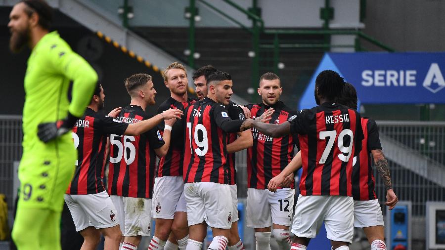 Jogadores do Milan celebram primeiro gol diante da Fiorentina - TIZIANA FABI/AFP