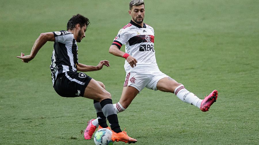 Arrascaeta fecha o espaço na marcação durante Botafogo x Flamengo pelo Brasileirão 2020 - André Mourão/FotoFC/UOL