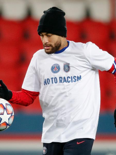Neymar usa camiseta com a frase "Não ao racismo" antes da partida entre PSG e Istanbul Basaksehir - REUTERS/Charles Platiau