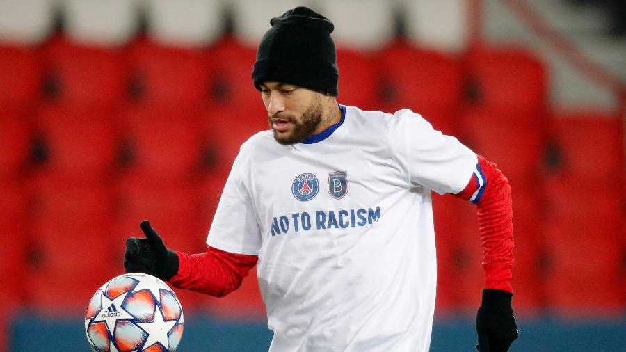 Neymar usa camiseta com a frase "Não ao racismo" antes da partida entre PSG e Istanbul Basaksehir - REUTERS/Charles Platiau