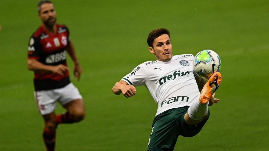 Raphael Veiga se estica para dominar bola durante Flamengo x Palmeiras - Andre Borges/AGIF