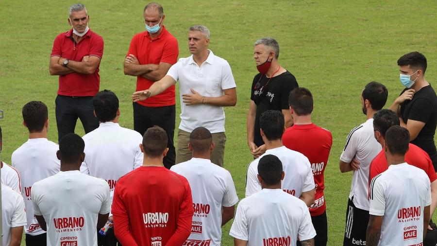 Hernán Crespo, técnico do São Paulo, em contato com o elenco no CT da Barra Funda - Divulgação/São Paulo FC
