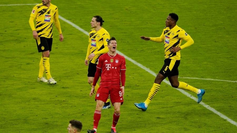 Lewandowski faz três gols na vitória do Bayern de Munique sobre o Dortmund - Günter Schiffmann - Pool/Getty Images