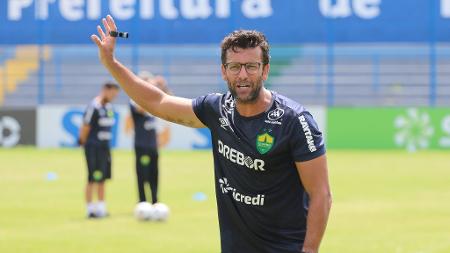 Por covid-19, Guarani enfrenta Cuiabá com 2 jogadores no banco