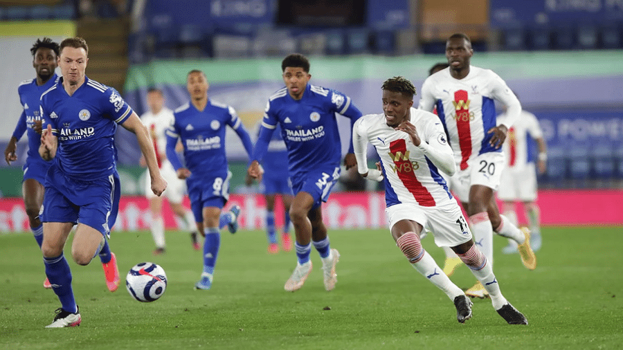 Bola rolando no duelo entre Leicester e Crystal Palace - Divulgação/Crystal Palace