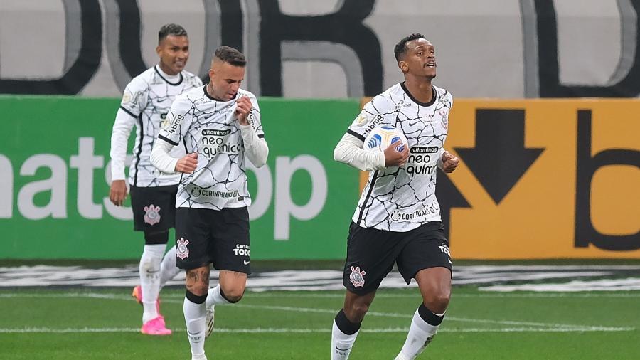 Jô reclama de pênalti e vê evolução do Corinthians após empate: 