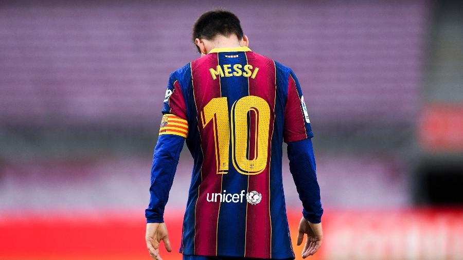 Lionel Messi, de costas, lamenta durante jogo do Barcelona - David Ramos/Getty Images