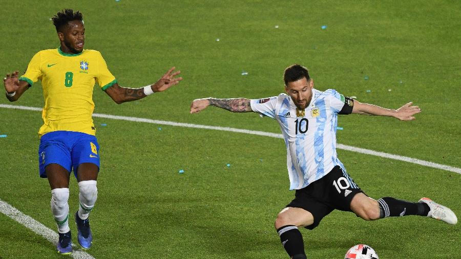 Messi encara marcação de Fred durante clássico Argentina x Brasil pelas Eliminatórias - FotoBaires/AGIF