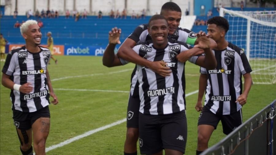 Tigrão (centro) marcou dois gols na vitória do Botafogo sobre o Aparecidense na estreia da Copinha. 03/01/2021 - Fábio de Paula/ BFR