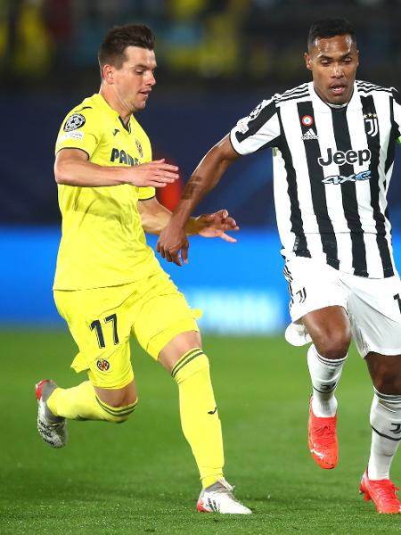 Lo Celso, do Villarreal, disputa bola com Alex Sandro, da Juventus, pelas oitavas da Liga dos Campeões - Chris Brunskill/Fantasista/Getty Images
