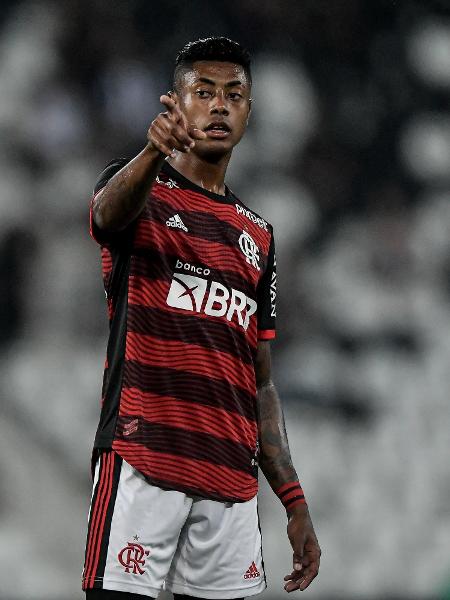 Bruno Henrique gesticula durante jogo do Flamengo contra o Botafogo -  Thiago Ribeiro/AGIF