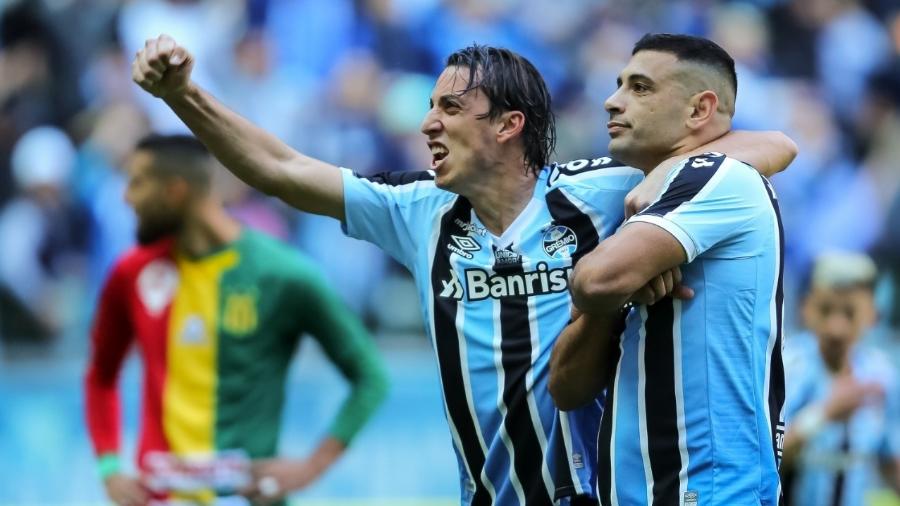 Grêmio resolve jogo no primeiro tempo e bate Tombense por 3 x 0