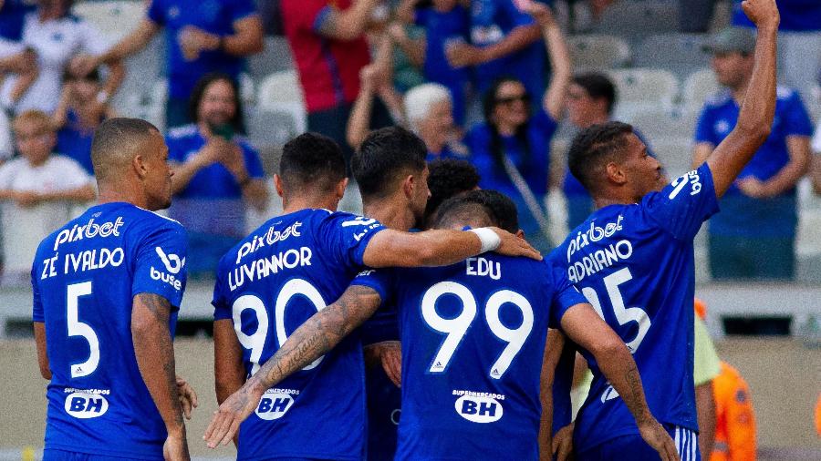 Jogadores do Cruzeiro comemoram gol de Adriano durante a partida contra o Novorizontino, pela Série B - Fernando Moreno/AGIF