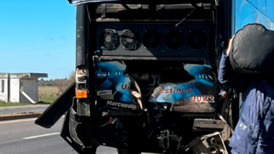 Ônibus do Unión, da Argentina, foi atingido na traseira por um caminhão; partida foi adiada - Reprodução/Twitter