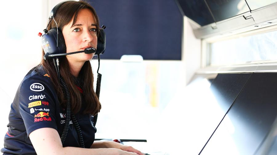 Hannah Schmitz, engenheira-chefe de estratégias da Red Bull, no pit wall da equipe em Budapeste