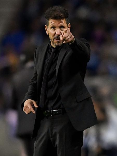 Diego Simeone, técnico do Atlético de Madrid, durante partida contra o Porto, pela Liga dos Campeões. - MIGUEL RIOPA/AFP