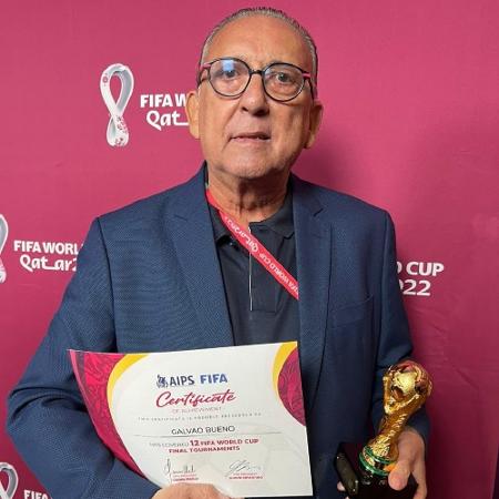 Galvão Bueno recebeu uma premiação da Fifa durante a Copa do Mundo do Qatar - Divulgação/Galvão Bueno
