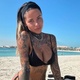 Lateral da França namora modelo italiana coberta por tatuagens; conheça