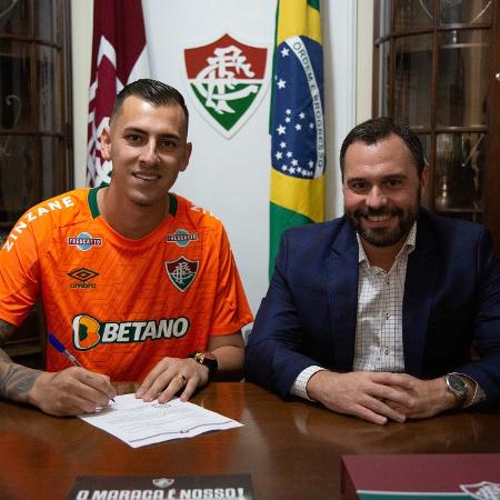 Goleiro Vitor Eudes assina contrato ao lado do presidente do Fluminense, Mario Bittencourt - Divulgação / Fluminense