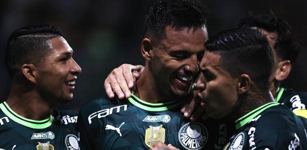 Gabriel Menino comemora com Dudu e Rony seu gol contra a Ferroviária