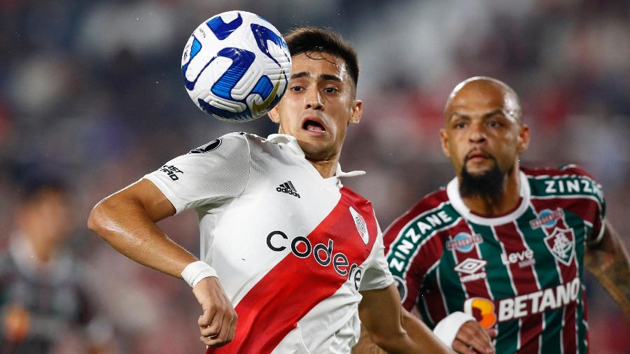 Solari, do River Plate, é marcado por Felipe Melo, do Fluminense, em jogo válido pela Libertadores - REUTERS/Agustin Marcarian