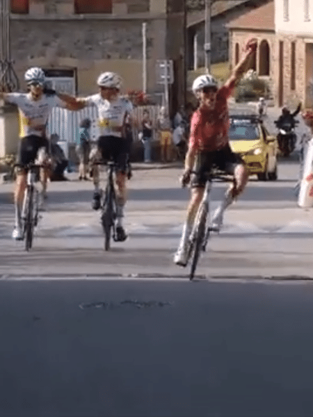 Momento em que ciclistas são ultrapassados - Reprodução/Twitter