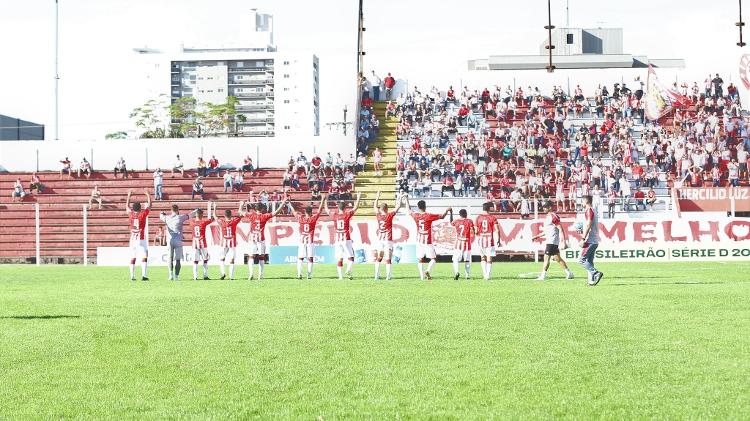 Jogadores do Hercílio Luz cumprimentam a torcida em jogo em casa - William Lampert/Hercílio Luz FC - William Lampert/Hercílio Luz FC